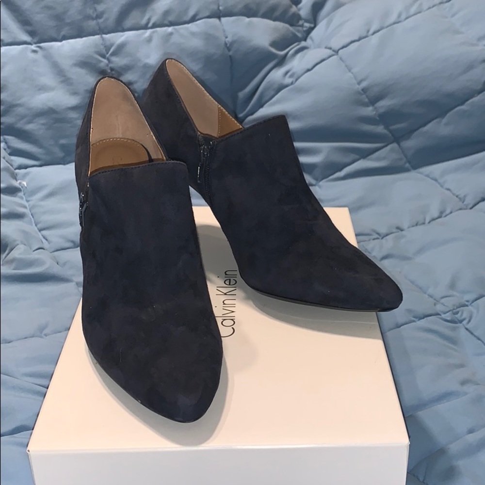 CALVIN KLEIN JOANIE SUEDE ANKLE BOOTIE 11 NWOT NIB
